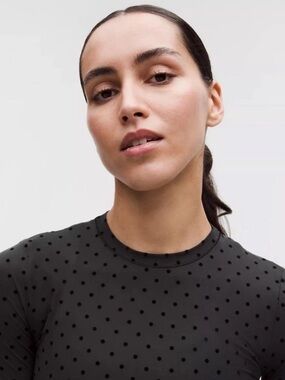 Lululemon Wundermost Nulu Crewneck Long-Sleeve Shirt
Flocked - polka dot XS